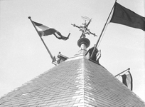 605523 Afbeelding van de spits van de Domtoren te Utrecht, met vlaggen ter gelegenheid van de bevrijding.